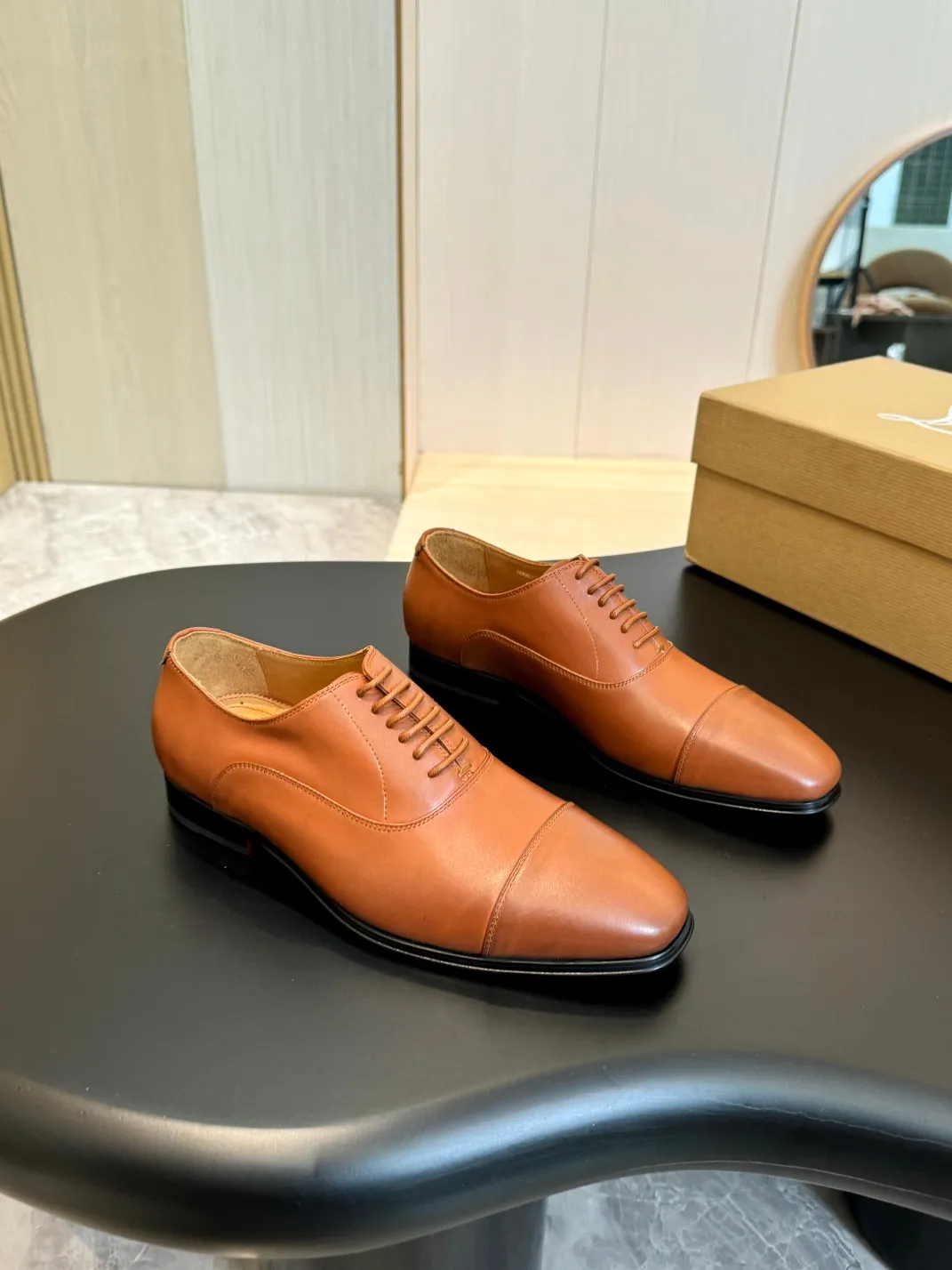 💰960 Christia*.Loubouti* high-end men's business formal leather shoes, original genuine cowhide red sole, imported Italian cowhide outsole, first-layer cowhide, water-dyed cowhide lining, high-end luxury. Size: 39-44 (customized at 38.45.46)✅